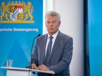 Dieter Reiter kritisiert UEFA wegen Zuschauerzahlen Dieter Reiter kritisiert UEFA wegen Zuschauerzahlen