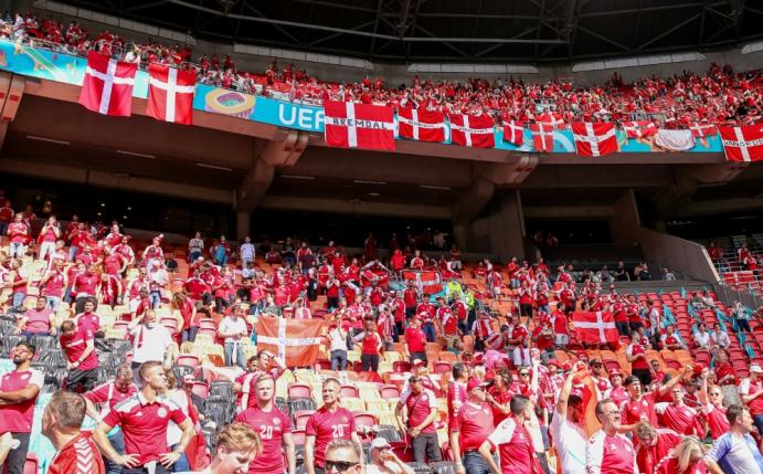 Dänische Fans unterstützen Mannschaft bei EM 