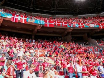 Dänische Fans unterstützen Mannschaft bei EM Dänische Fans unterstützen Mannschaft bei EM