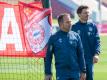 Trainer Hansi Flick (l) und Co-Trainer Danny Röhl während einer Übungseinheit des FC Bayerns. Foto: Peter Kneffel/dpa