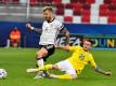 Steht vor einem Wechsel zum FC Augsburg: Niklas Dorsch (l). Foto: Marton Monus/dpa