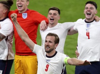 Englands Harry Kane (M) und seine Teamkollegen feiern nach dem Sieg. Foto: Catherine Ivill/Pool Getty/AP/dpa Englands Harry Kane (M) und seine Teamkollegen feiern nach dem Sieg. Foto: Catherine Ivill/Pool Getty/AP/dpa