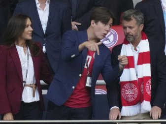 Das dänische Kronprinzenpaar und Prinz Christian (m.) Das dänische Kronprinzenpaar und Prinz Christian (m.)