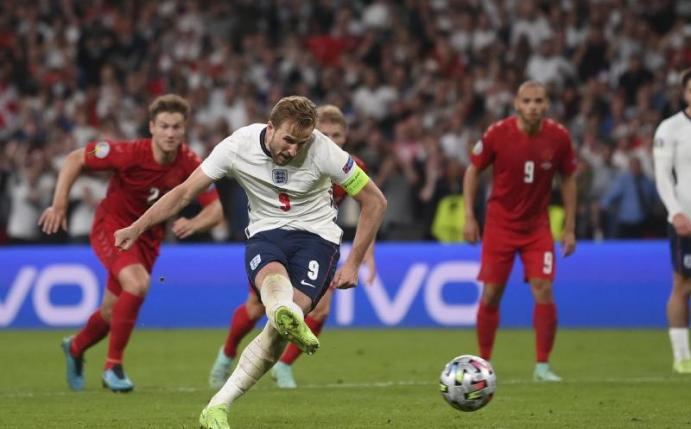 Englands Harry Kane tritt zum Elfmeter an - erst der Nachschuss landete im Tor. Foto: Laurence Griffiths/Pool Getty/AP/dpa