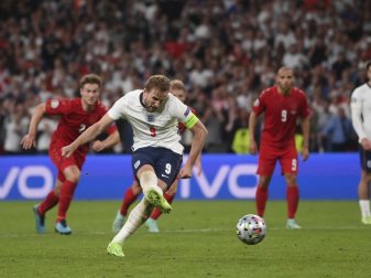 Englands Harry Kane tritt zum Elfmeter an - erst der Nachschuss landete im Tor. Foto: Laurence Griffiths/Pool Getty/AP/dpa Englands Harry Kane tritt zum Elfmeter an - erst der Nachschuss landete im Tor. Foto: Laurence Griffiths/Pool Getty/AP/dpa