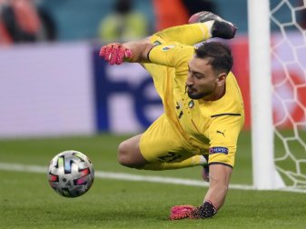 Erst 22 Jahre alt, aber schon sehr erfahren: Italien-Keeper Gianluigi Donnarumma. Foto: Laurence Griffiths/Pool Getty/AP/dpa Erst 22 Jahre alt, aber schon sehr erfahren: Italien-Keeper Gianluigi Donnarumma. Foto: Laurence Griffiths/Pool Getty/AP/dpa