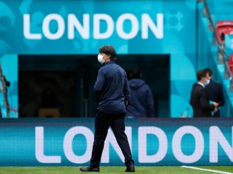 Bye bye Jogi: Bundestrainer Joachim Löw verlässt nach dem EM-Aus gegen England den Rasen in Wembley. Foto: Christian Charisius/dpa