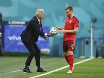 Silvan Widmer (r) wechselt aus Basel nach Mainz. Foto: Kirill Kudryavtsev/Pool AFP/AP/dpa Silvan Widmer (r) wechselt aus Basel nach Mainz. Foto: Kirill Kudryavtsev/Pool AFP/AP/dpa
