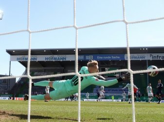 Sascha Burchert kann das 0:1 nicht aufhalten Sascha Burchert kann das 0:1 nicht aufhalten