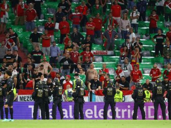 UEFA bestraft Ungarn wegen homophober Plakate UEFA bestraft Ungarn wegen homophober Plakate