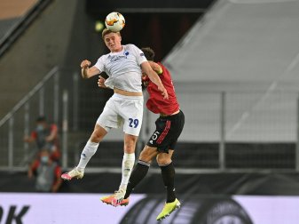 Mikkel Kaufmann springt zum Kopfball hoch Mikkel Kaufmann springt zum Kopfball hoch