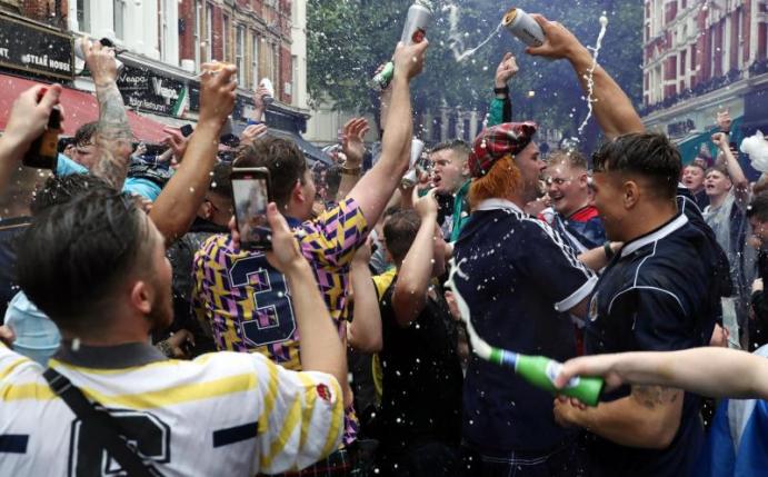 Schottische Fans feierten vor Beginn des EM-Spiels gegen England. Foto: Kieran Cleeves/PA Wire/dpa