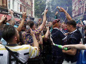 Schottische Fans feierten vor Beginn des EM-Spiels gegen England. Foto: Kieran Cleeves/PA Wire/dpa Schottische Fans feierten vor Beginn des EM-Spiels gegen England. Foto: Kieran Cleeves/PA Wire/dpa