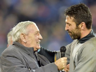 Luigi Riva (l.) zeigt sich begeistert von der Azzurri Luigi Riva (l.) zeigt sich begeistert von der Azzurri