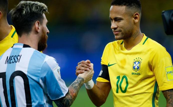 Das Foto zeigt Lionel Messi und Neymar nach dem WM-Qualifikationsspiel zwischen Argentinien und Brasilien im November 2016. Foto: Fernando Bizerra/EFE/dpa/Archivbild