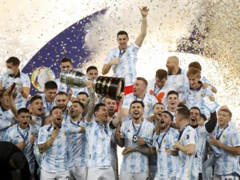 Argentiniens Spieler feiern mit der Trophäe nach dem 1:0-Sieg gegen Brasilien. Foto: Andre Penner/AP/dpa Argentiniens Spieler feiern mit der Trophäe nach dem 1:0-Sieg gegen Brasilien. Foto: Andre Penner/AP/dpa