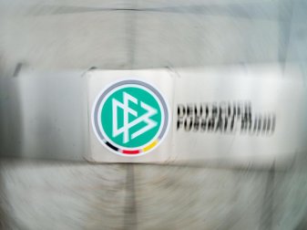 Ein Schild mit dem Logo des Deutschen Fußball-Bundes (DFB) hängt vor dem Eingang zur DFB-Zentrale in Frankfurt/Main. Foto: Frank Rumpenhorst/dpa Ein Schild mit dem Logo des Deutschen Fußball-Bundes (DFB) hängt vor dem Eingang zur DFB-Zentrale in Frankfurt/Main. Foto: Frank Rumpenhorst/dpa