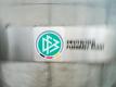 Ein Schild mit dem Logo des Deutschen Fußball-Bundes (DFB) hängt vor dem Eingang zur DFB-Zentrale in Frankfurt/Main. Foto: Frank Rumpenhorst/dpa