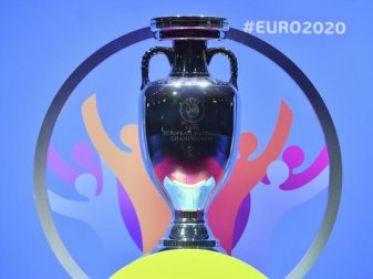 Der EM-Pokal steht auf einem Podest. Foto: Harold Cunningham/UEFA via Getty Images/dpa Der EM-Pokal steht auf einem Podest. Foto: Harold Cunningham/UEFA via Getty Images/dpa