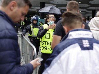 Stewards kontrollieren die elektronischen Tickets der Fans beim Betreten des Wembley-Stadions. Foto: David Cliff/AP/dpa Stewards kontrollieren die elektronischen Tickets der Fans beim Betreten des Wembley-Stadions. Foto: David Cliff/AP/dpa