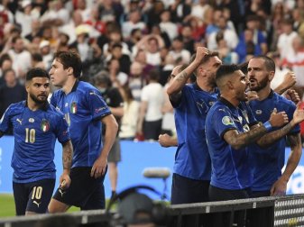 Italiens Leonardo Bonucci (r) jubelt über seinen Treffer zum 1:1 mit seinen Teamkollegen. Foto: Andy Rain/POOL EPA/AP/dpa