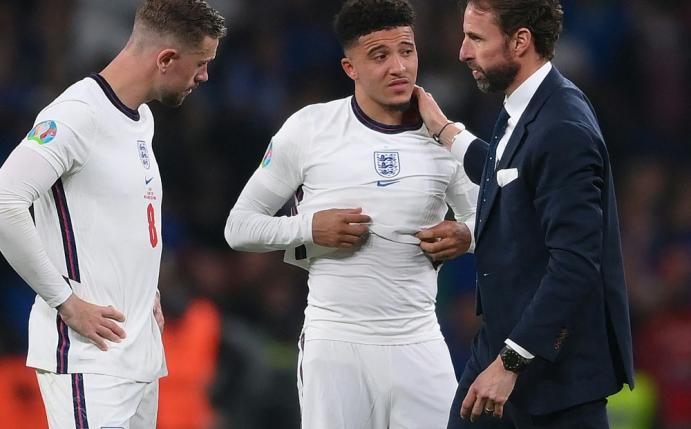 Gareth Southgate (r.) tröstet Jadon Sancho (M.)