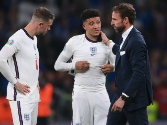 Gareth Southgate (r.) tröstet Jadon Sancho (M.) Gareth Southgate (r.) tröstet Jadon Sancho (M.)