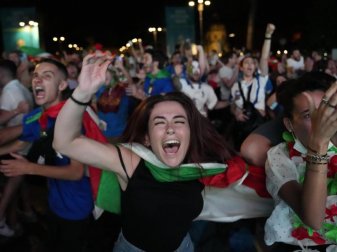 Italiens Fans feiern den EM-Titelsieg in Rom. Foto: Alessandra Tarantino/AP/dpa Italiens Fans feiern den EM-Titelsieg in Rom. Foto: Alessandra Tarantino/AP/dpa