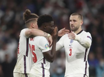 Untröstlich: Kalvin Phillips (l) und Luke Shaw (r) versuchen Bukayo Saka nach seinem Fehlschuss aufzurichten. Foto: Carl Recine/Pool Reuters/AP/dpa Untröstlich: Kalvin Phillips (l) und Luke Shaw (r) versuchen Bukayo Saka nach seinem Fehlschuss aufzurichten. Foto: Carl Recine/Pool Reuters/AP/dpa