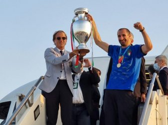 Italiens EM-Helden nach der Landung in Rom Italiens EM-Helden nach der Landung in Rom