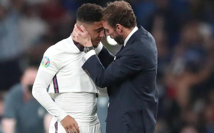 England-Coach Gareth Southgate spendet Trost für Jadon Sancho nach dessen verschossenen Elfmeter. Foto: Nick Potts/PA Wire/dpa