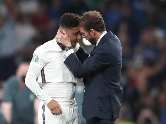 England-Coach Gareth Southgate spendet Trost für Jadon Sancho nach dessen verschossenen Elfmeter. Foto: Nick Potts/PA Wire/dpa England-Coach Gareth Southgate spendet Trost für Jadon Sancho nach dessen verschossenen Elfmeter. Foto: Nick Potts/PA Wire/dpa