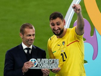 Bester Spieler der EM: UEFA-Boss Aleksander Ceferin ehrt Italien-Keeper Gianluigi Donnarumma. Foto: Christian Charisius/dpa Bester Spieler der EM: UEFA-Boss Aleksander Ceferin ehrt Italien-Keeper Gianluigi Donnarumma. Foto: Christian Charisius/dpa