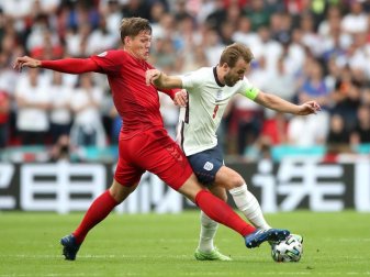 Dänemarks Jannik Vestergaard (l) und Englands Harry Kane kämpfen um den Ball - im Hintergrund eine chinesische Bandenwerbung. Foto: Nick Potts/PA Wire/dpa Dänemarks Jannik Vestergaard (l) und Englands Harry Kane kämpfen um den Ball - im Hintergrund eine chinesische Bandenwerbung. Foto: Nick Potts/PA Wire/dpa