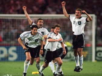 Christian Ziege, Stefan Kuntz, Stefan Reuter und Thomas Strunz (v.l.) jubeln nach dem Sieg im Elfmeterschießen bei der EM 1996. Foto: Bernd Weissbrod/dpa Christian Ziege, Stefan Kuntz, Stefan Reuter und Thomas Strunz (v.l.) jubeln nach dem Sieg im Elfmeterschießen bei der EM 1996. Foto: Bernd Weissbrod/dpa