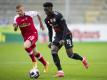 Bayerns Alphonso Davies (r) im Laufduell mit Freiburgs Jonathan Schmid. Foto: Tom Weller/dpa