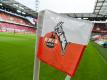 Das Logo des 1. FC Köln an einer Eckfahne im RheinEnergieStadion. Foto: Christophe Gateau/dpa