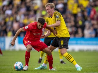 Gießens Nejmeddin Daghfous (l) und Dortmunds Julian Brandt kämpfen um den Ball. Foto: David Inderlied/dpa Gießens Nejmeddin Daghfous (l) und Dortmunds Julian Brandt kämpfen um den Ball. Foto: David Inderlied/dpa