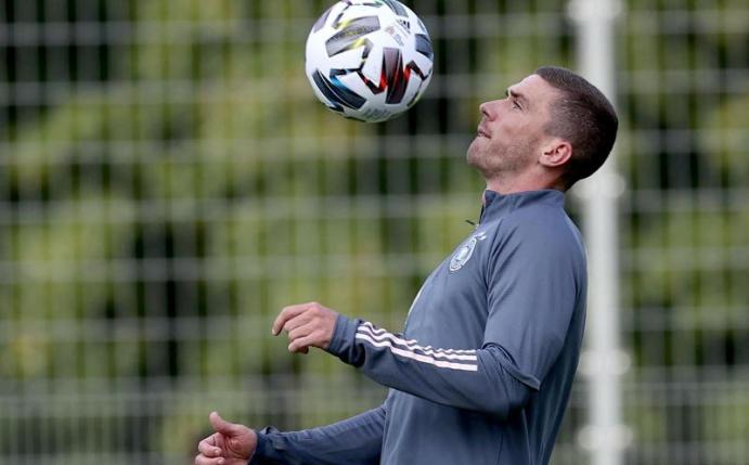 Kontert humorvoll die Kritik von Uli Hoeneß: Nationalspieler Robin Gosens. Foto: Christian Charisius/dpa