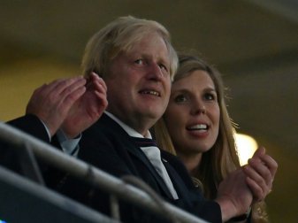 Hassbotschaften im Netz: Johnson droht mit Strafen Hassbotschaften im Netz: Johnson droht mit Strafen