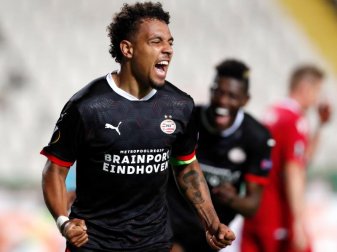 Steht in Verhandlungen mit Borussia Dortmund: Donyell vom PSV Eindhoven. Foto: Petros Karadjias/AP/dpa Steht in Verhandlungen mit Borussia Dortmund: Donyell vom PSV Eindhoven. Foto: Petros Karadjias/AP/dpa