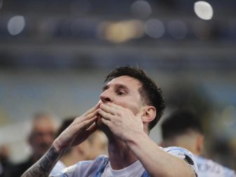 Lionel Messi hat seinem treuesten Fan, dem 100 Jahre alten Argentinier Hernán Mastrángelo, eine Videobotschaft geschickt. Foto: Bruna Prado/AP/dpa Lionel Messi hat seinem treuesten Fan, dem 100 Jahre alten Argentinier Hernán Mastrángelo, eine Videobotschaft geschickt. Foto: Bruna Prado/AP/dpa