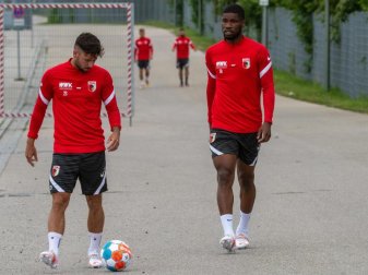 Steht in Augsburg vor einer ungewissen Zukunft: Kevin Danso (r). Foto: Stefan Puchner/dpa Steht in Augsburg vor einer ungewissen Zukunft: Kevin Danso (r). Foto: Stefan Puchner/dpa