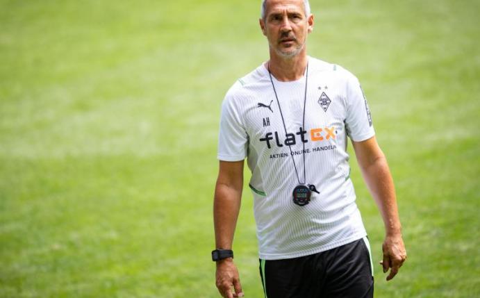 War Borussia Mönchengladbach eine Menge Geld wert: Trainer Adi Hütter. Foto: Marius Becker/dpa