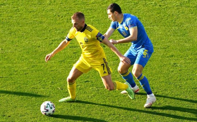 Schwedens Sebastian Larsson (l) lief bei der EM als Kapitän auf. Foto: Andrew Milligan/PA Wire/dpa