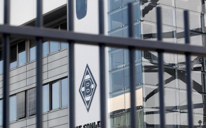 Das Logo von Borussia Mönchengladbach vor dem Stadion. Foto: Roland Weihrauch/dpa