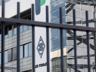 Das Logo von Borussia Mönchengladbach vor dem Stadion. Foto: Roland Weihrauch/dpa Das Logo von Borussia Mönchengladbach vor dem Stadion. Foto: Roland Weihrauch/dpa