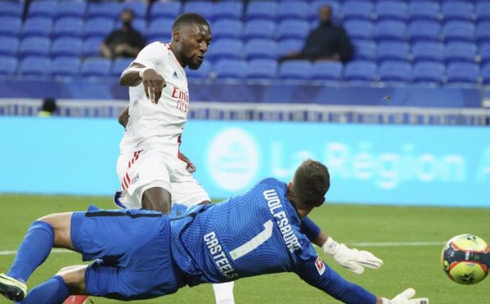 Lyons Moussa Dembele erzielt das zwischenzeitliche 2:0. Foto: Laurent Cipriani/AP/dpa
