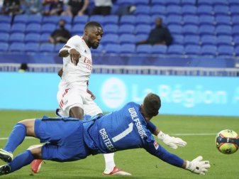 Lyons Moussa Dembele erzielt das zwischenzeitliche 2:0. Foto: Laurent Cipriani/AP/dpa Lyons Moussa Dembele erzielt das zwischenzeitliche 2:0. Foto: Laurent Cipriani/AP/dpa