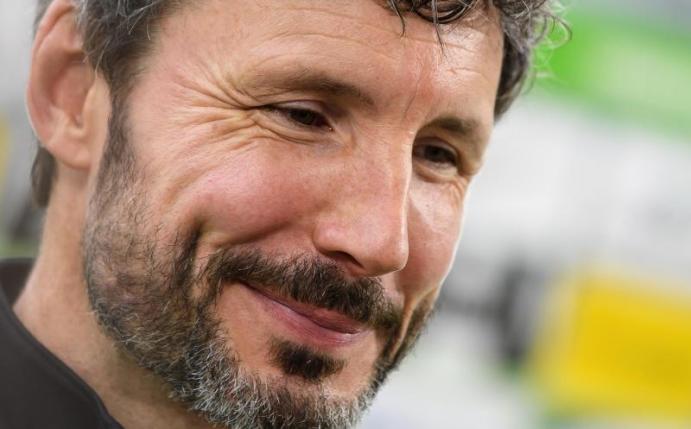 Hat noch einige Arbeit mit dem Team vor sich: Der neue Wolfsburger Trainer Mark van Bommel. Foto: Swen Pförtner/dpa